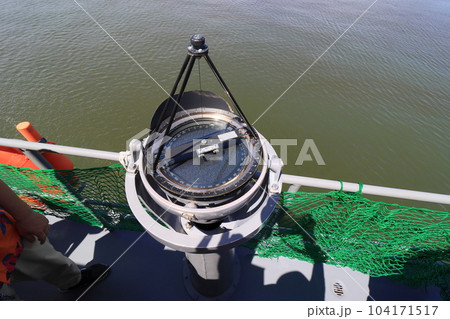 羅針盤　ジャイロコンパス　船の進路 104171517