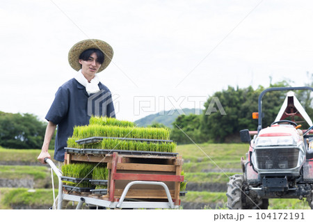 田植えをする若い男性 田植えをする若い男性 104172191