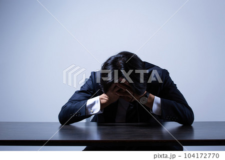 会社のデスクで落ち込むビジネスマン 104172770