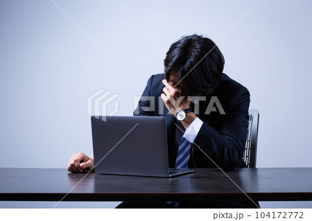 残業に疲れたビジネスマン 104172772