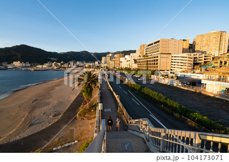 秋の朝のサンビーチと市街地3　静岡県熱海市 104173071