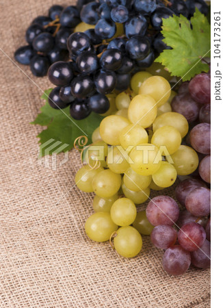 Bunches of fresh ripe red grapes on a wooden textural 104173261