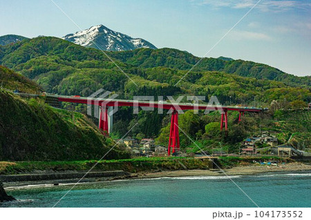 米山と米山大橋と青海川駅 104173552