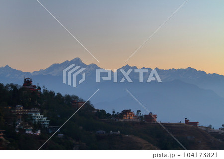 南アジアのネパール カトマンドゥ郊外の村ナガルコットから朝焼けに染まるヒマラヤ山脈の景色 南アジアのネパール カトマンドゥ郊外の村ナガルコットから朝焼けに染まるヒマラヤ山脈の景色 104173821