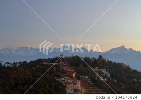 南アジアのネパール カトマンドゥ郊外の村ナガルコットから朝焼けに染まるヒマラヤ山脈の景色 南アジアのネパール カトマンドゥ郊外の村ナガルコットから朝焼けに染まるヒマラヤ山脈の景色 104173824
