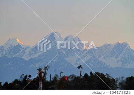 南アジアのネパール　カトマンドゥ郊外の村ナガルコットから朝焼けに染まるヒマラヤ山脈の景色 104173825