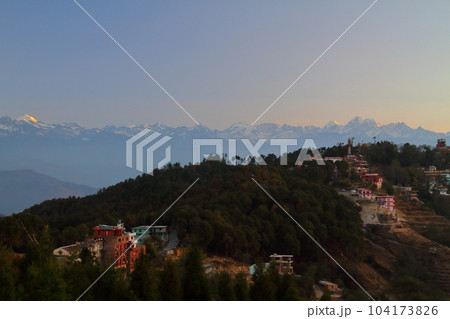 南アジアのネパール　カトマンドゥ郊外の村ナガルコットから朝焼けに染まるヒマラヤ山脈の景色 104173826