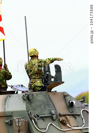 敬礼する司令官 104173886