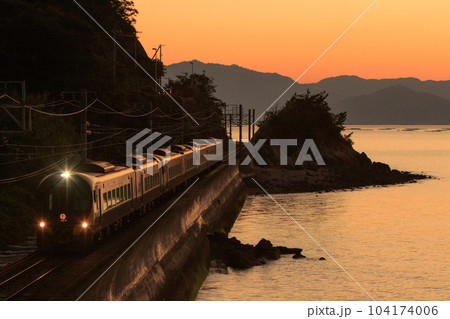 夕刻の海岸沿いを行く8600系特急電車（JR四国） 104174006