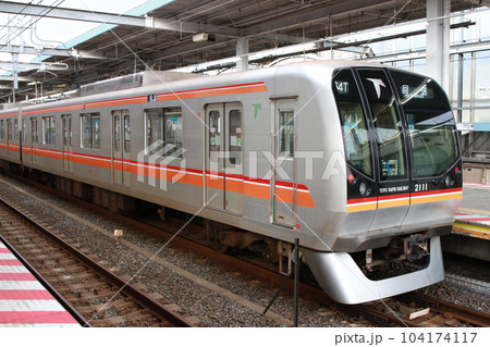 東京メトロ東西線・妙典駅に停車する東葉高速鉄道2000系車両 104174117