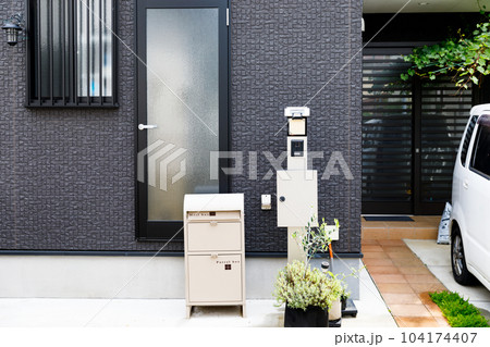 玄関の郵便ポストと宅配ボックス 104174407