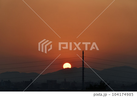 日没間際に茜色に色付いた西の空の風景 104174985