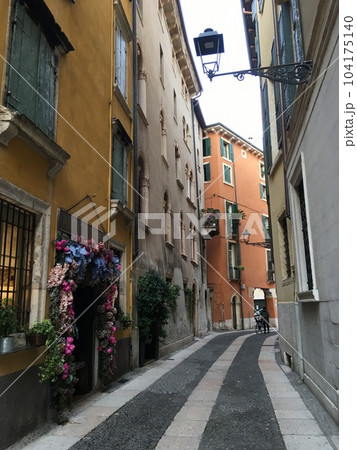 イタリア　ベローナ　ロミオとジュリエットの町並み 104175140