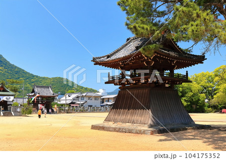 【香川県】四国霊場「第75番札所」総本山善通寺(鐘楼と中門) 【香川県】四国霊場「第75番札所」総本山善通寺(鐘楼と中門) 104175352