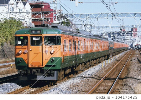 東海道本線の直線区間をゆく113系電車 東海道本線の直線区間をゆく113系電車 104175425