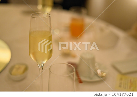 結婚式のシャンパングラス 104177021