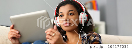 Focused black woman studying foreign language online 104177052