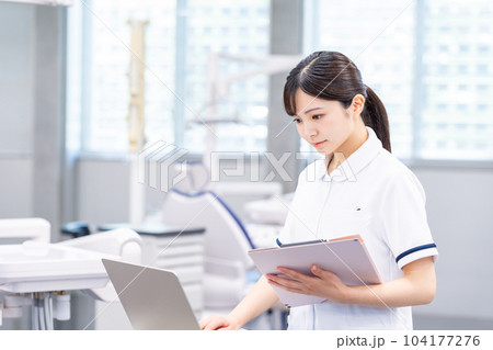 医療DXに取り組む看護師。 医療DXに取り組む看護師。 104177276