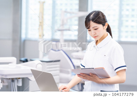 医療DXに取り組む看護師。 医療DXに取り組む看護師。 104177279