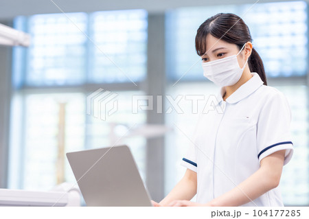 医療DXに取り組む看護師。 医療DXに取り組む看護師。 104177285