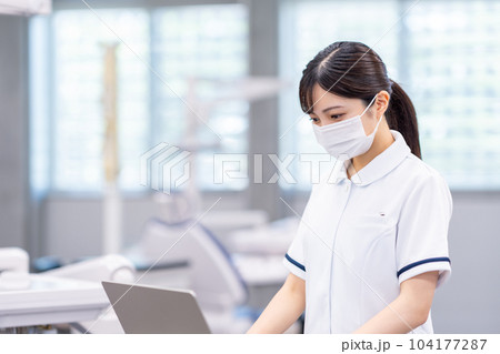 医療DXに取り組む看護師。 104177287