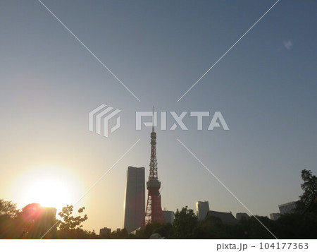 夕暮れ時の東京 104177363