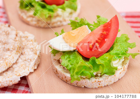 Rice Cake Sandwiches with Tomato, Lettuce and Egg 104177788