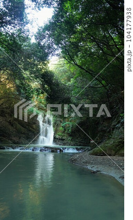 増水した鮎返りの滝【香川県三豊市財田町】1 104177938