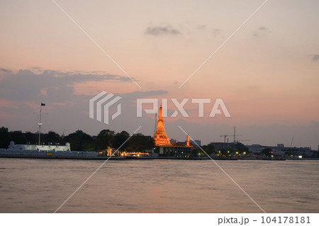 Wat Arun（Temple of Dawn）from Rajinee pier, Bangkok 104178181
