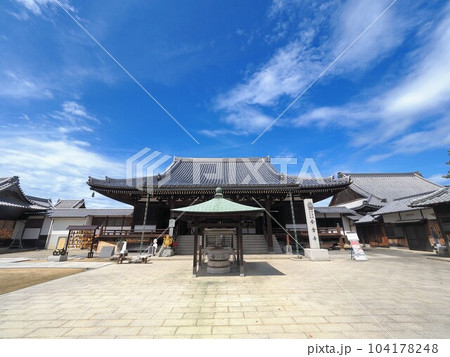 第七十六番札所・金倉寺(こんぞうじ)【香川県善通寺市金蔵寺町】本堂 第七十六番札所・金倉寺(こんぞうじ)【香川県善通寺市金蔵寺町】本堂 104178248