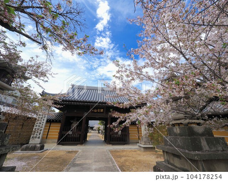 第七十六番札所・金倉寺(こんぞうじ)【香川県善通寺市金蔵寺町】仁王門 第七十六番札所・金倉寺(こんぞうじ)【香川県善通寺市金蔵寺町】仁王門 104178254