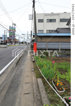 千葉　八街　丸ポストのある風景（八街眼科近く民家前） 104179481