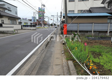 千葉　八街　丸ポストのある風景（八街眼科近く民家前） 104179482
