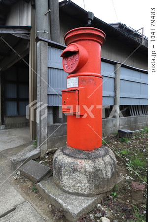 千葉　八街　丸ポストのある風景（八街眼科近く民家前） 104179483