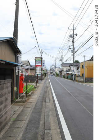 千葉　八街　丸ポストのある風景（八街眼科近く民家前） 104179488