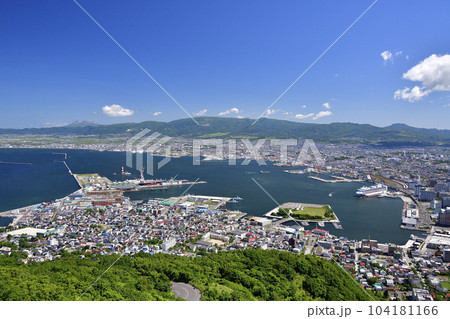 初夏の北海道函館市函館山から朝の市街地の風景を撮影 104181166