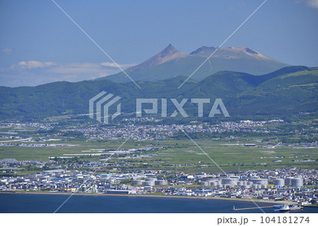 初夏の北海道函館市函館山から駒ヶ岳と市街地の風景を撮影 104181274