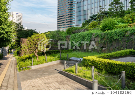 江戸城外堀の赤坂御門跡 104182166