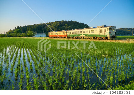 田園を行くレトロ列車　小湊鉄道　上総鶴舞駅 104182351