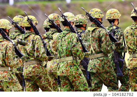 自衛隊の行軍 104182702