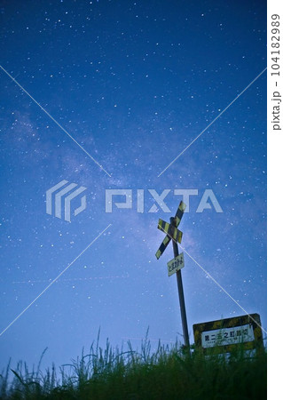 とまれみよ（第二五之町踏切）の踏切と天の川　いすみ鉄道 104182989