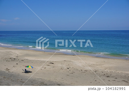 レトロチックなパラソルと白いビーチ 部原海岸 レトロチックなパラソルと白いビーチ 部原海岸 104182991