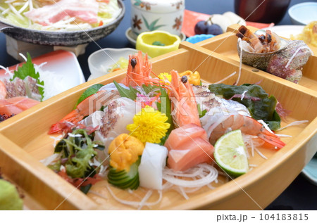 旅館の会席料理の刺身の舟盛 104183815