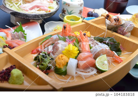 旅館の会席料理の刺身の舟盛 旅館の会席料理の刺身の舟盛 104183818