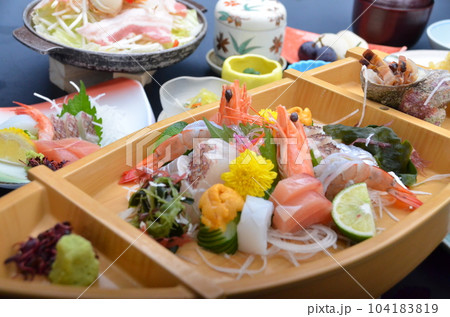旅館の会席料理の刺身の舟盛 旅館の会席料理の刺身の舟盛 104183819