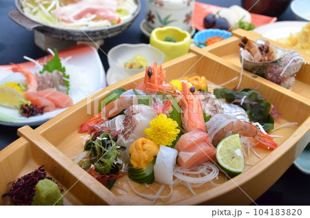旅館の会席料理の刺身の舟盛 旅館の会席料理の刺身の舟盛 104183820