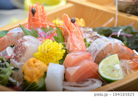 旅館の会席料理の刺身の舟盛 旅館の会席料理の刺身の舟盛 104183825