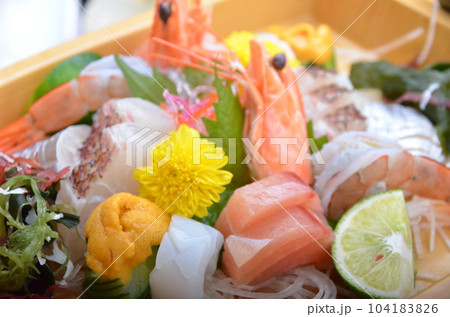 旅館の会席料理の刺身の舟盛 旅館の会席料理の刺身の舟盛 104183826
