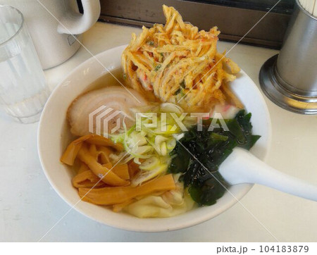 高架化工事が進む春日部駅の名物!! ちょっと珍しいホーム上の立ち食いラーメン…春日部ラーメン 高架化工事が進む春日部駅の名物!! ちょっと珍しいホーム上の立ち食いラーメン…春日部ラーメン 104183879
