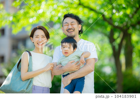 公園のファミリー 公園のファミリー 104183901
